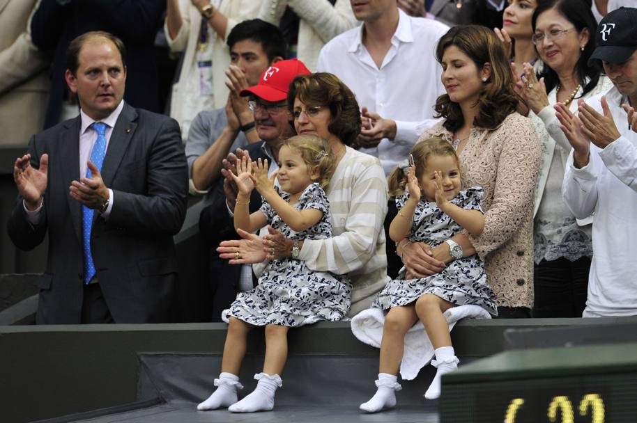 Anche le figlie Myla Rose and Charlene Riva con la moglie Mirka applaudono la settima vittoria di Federer a Wimbledon (Afp)